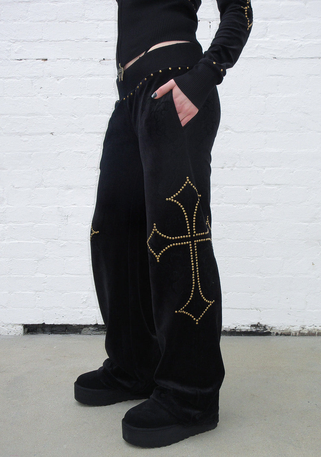 REBEL STUDDED VELOUR SWEATPANTS BLACK