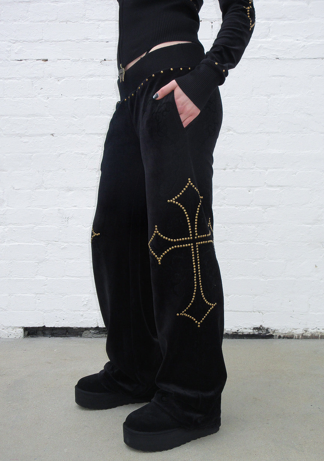 REBEL STUDDED VELOUR SWEATPANTS BLACK