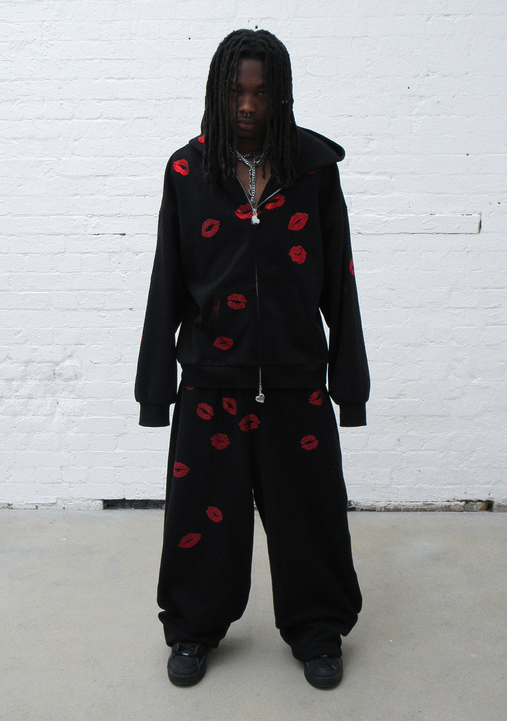 TEASE RHINESTONE KISS OVERSIZED SWEATPANTS BLACK