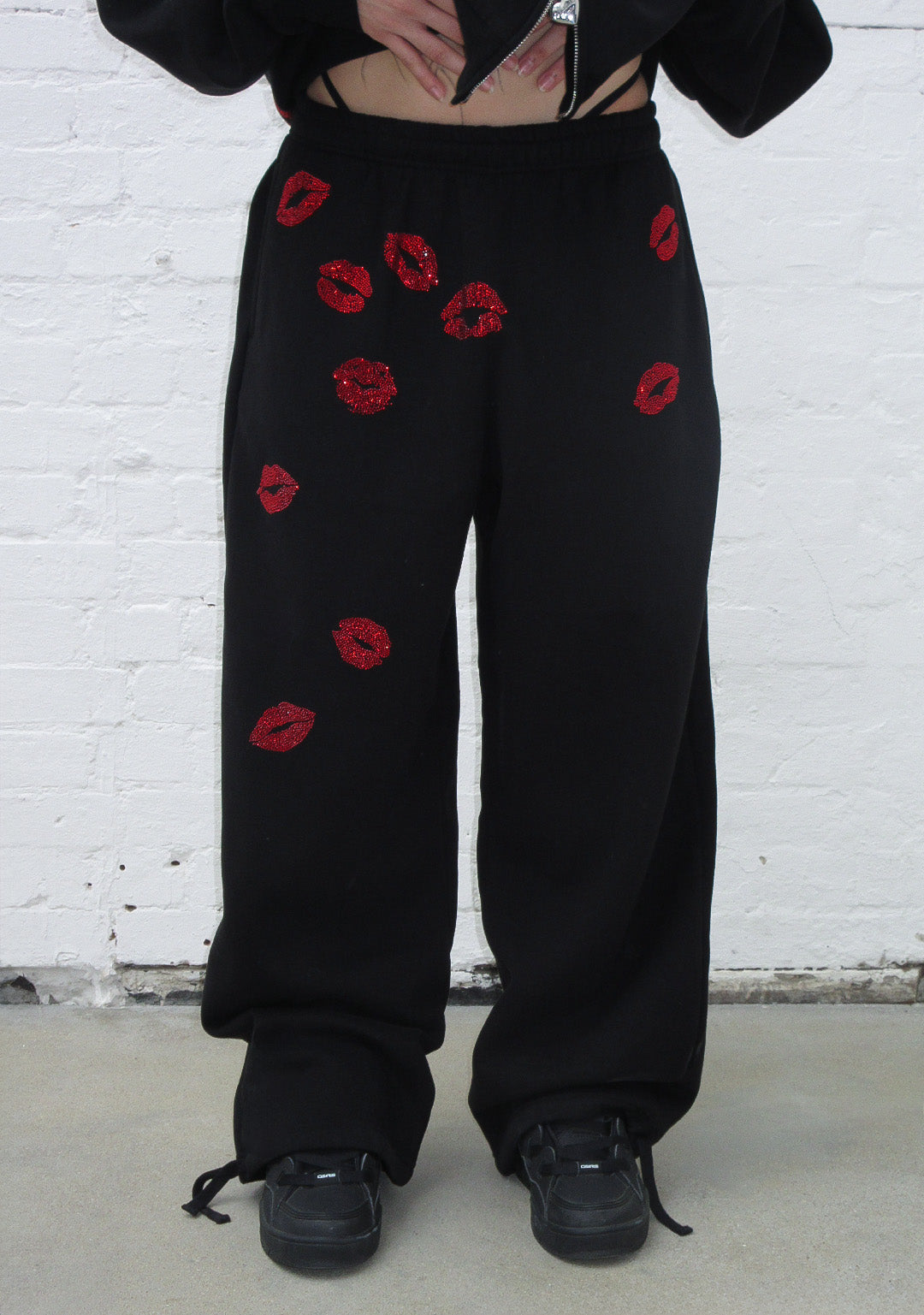 TEASE RHINESTONE KISS OVERSIZED SWEATPANTS BLACK