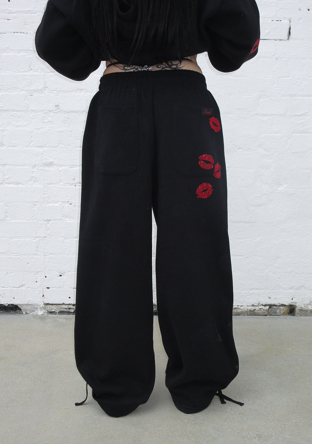 TEASE RHINESTONE KISS OVERSIZED SWEATPANTS BLACK