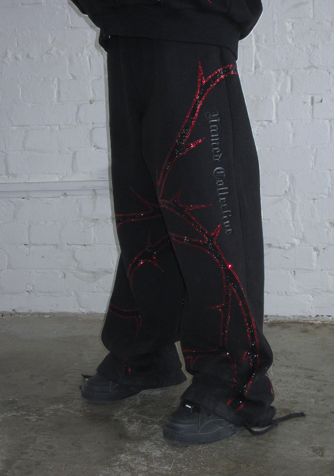 THORN RHINESTONE SWEATPANTS BLACK AND RED